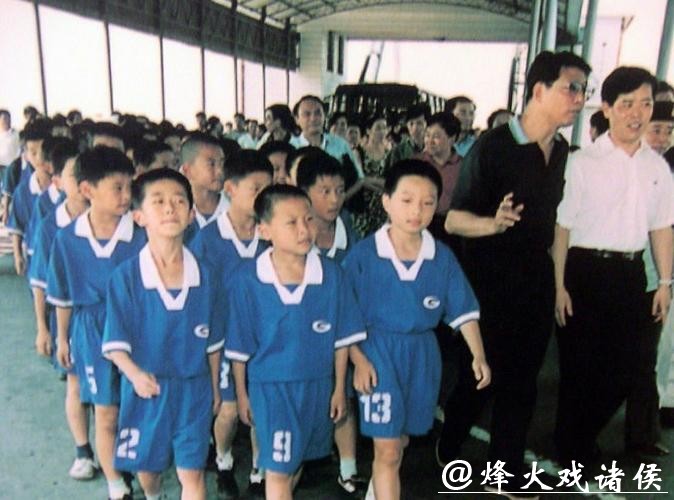 根宝足球基地迎“首位接班人”，吕文君退役转型挂帅海港“一生一世队”